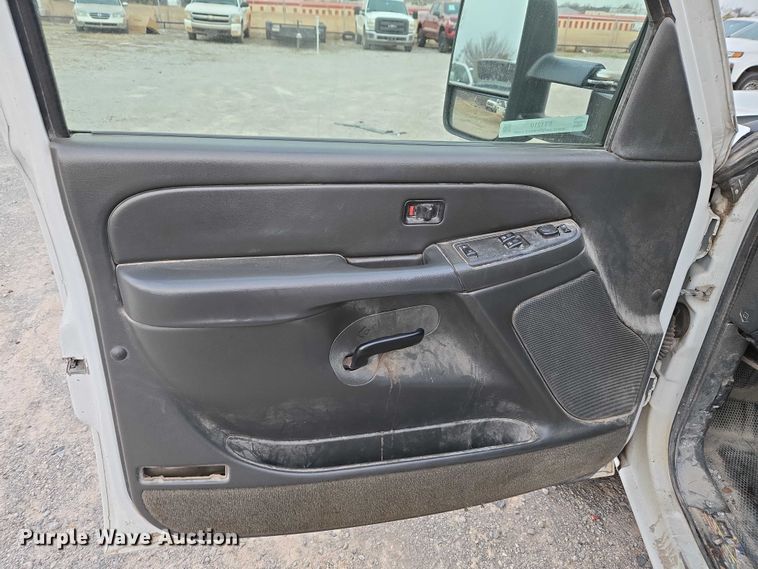 image for item ET1210 2007 Chevrolet Silverado Classic 2500 pickup truck