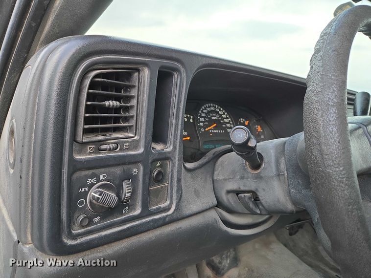 image for item ET1210 2007 Chevrolet Silverado Classic 2500 pickup truck