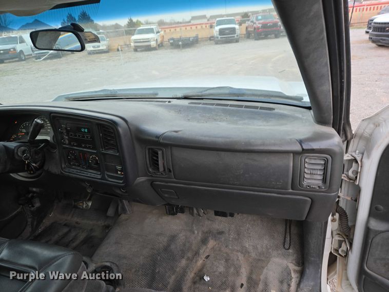 image for item ET1210 2007 Chevrolet Silverado Classic 2500 pickup truck