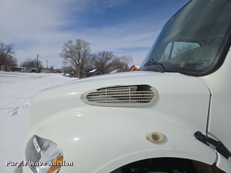 image for item ET1213 2015 Freightliner M2 box truck