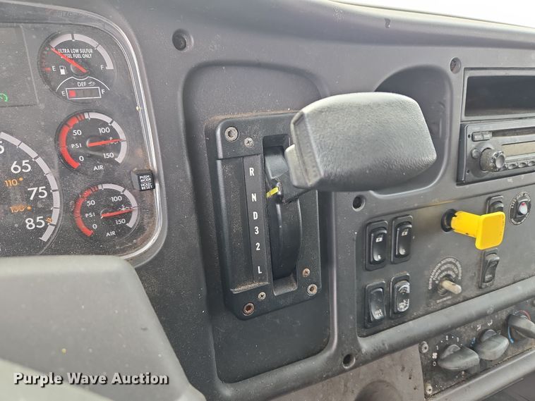 image for item ET1213 2015 Freightliner M2 box truck