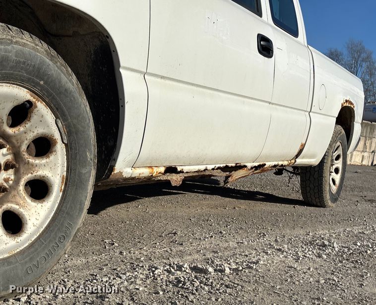 image for item ET4413 2005 Chevrolet Silverado 1500 Ext. Cab pickup truck