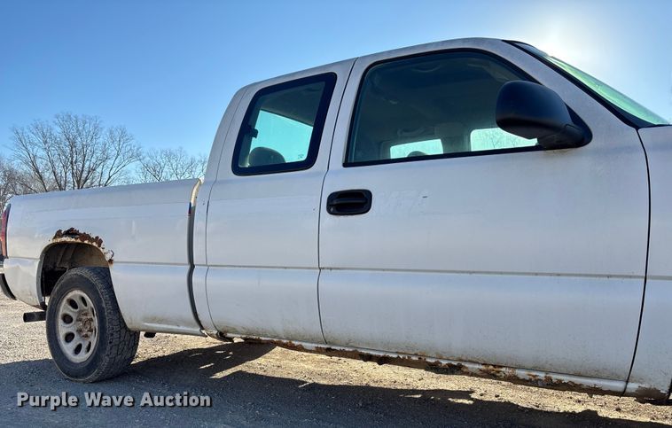 image for item ET4413 2005 Chevrolet Silverado 1500 Ext. Cab pickup truck