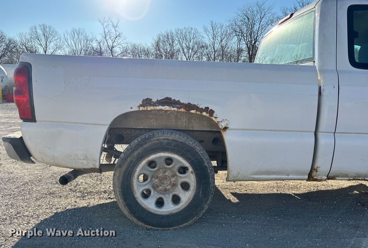 image for item ET4413 2005 Chevrolet Silverado 1500 Ext. Cab pickup truck