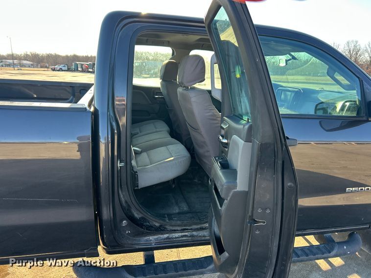 image for item ET6885 2016 GMC Sierra 2500HD Ext. Cab pickup truck