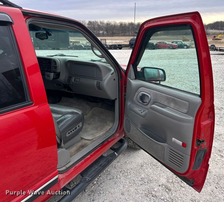 image for item ET6908 2000 Chevrolet Tahoe SUV