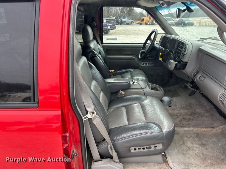 image for item ET6908 2000 Chevrolet Tahoe SUV