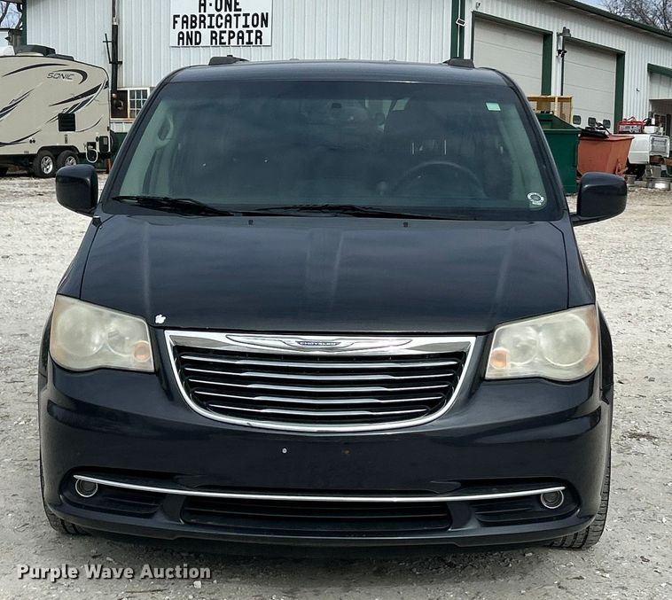 image for item ET6911 2014 Chrysler Town And Country van