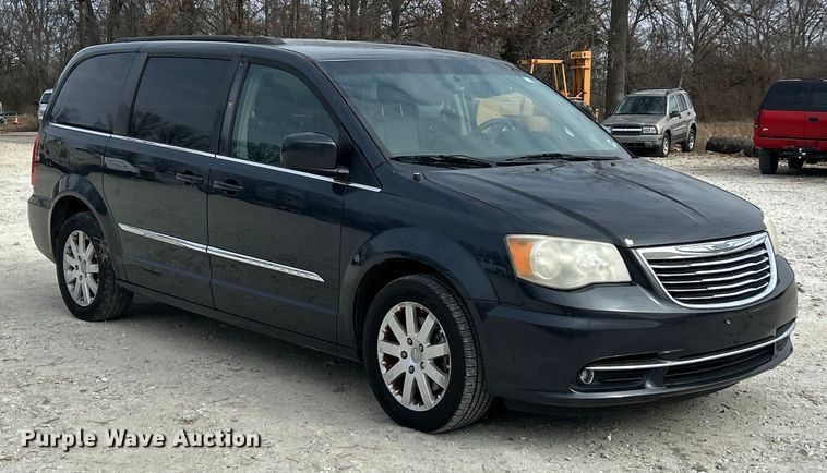 image for item ET6911 2014 Chrysler Town And Country van