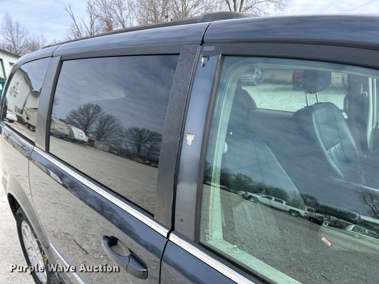 image for item ET6911 2014 Chrysler Town And Country van