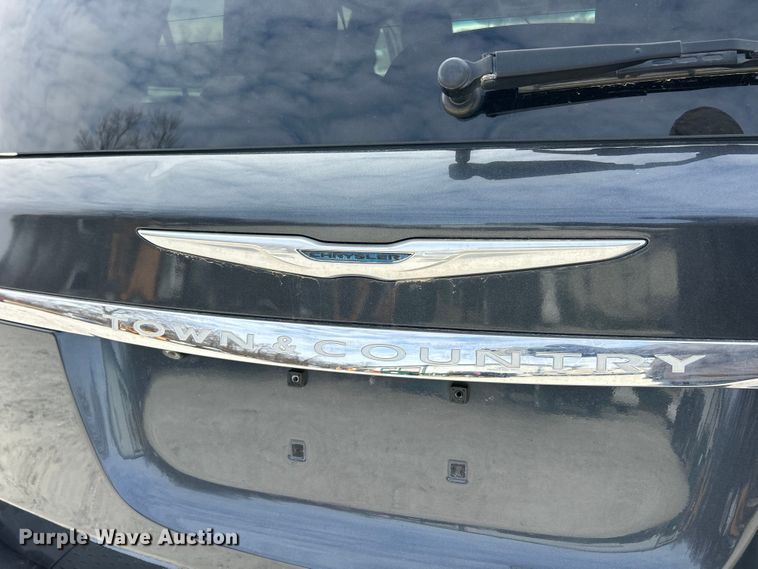 image for item ET6911 2014 Chrysler Town And Country van