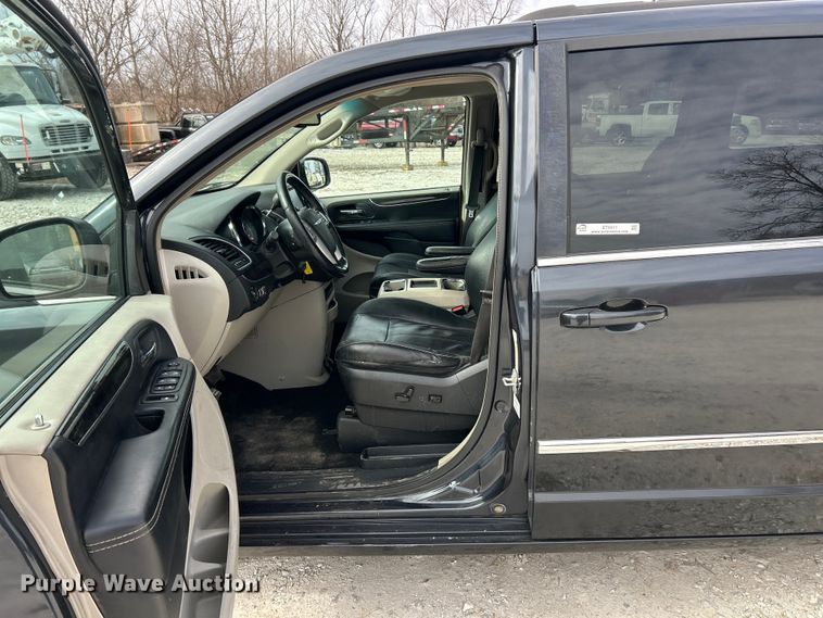 image for item ET6911 2014 Chrysler Town And Country van