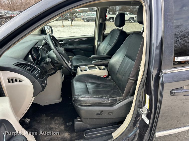 image for item ET6911 2014 Chrysler Town And Country van