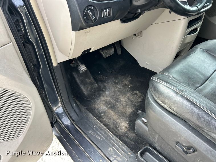 image for item ET6911 2014 Chrysler Town And Country van