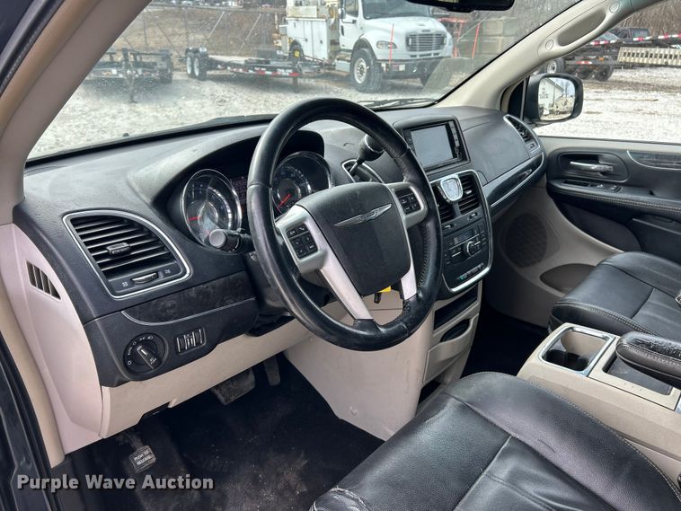 image for item ET6911 2014 Chrysler Town And Country van