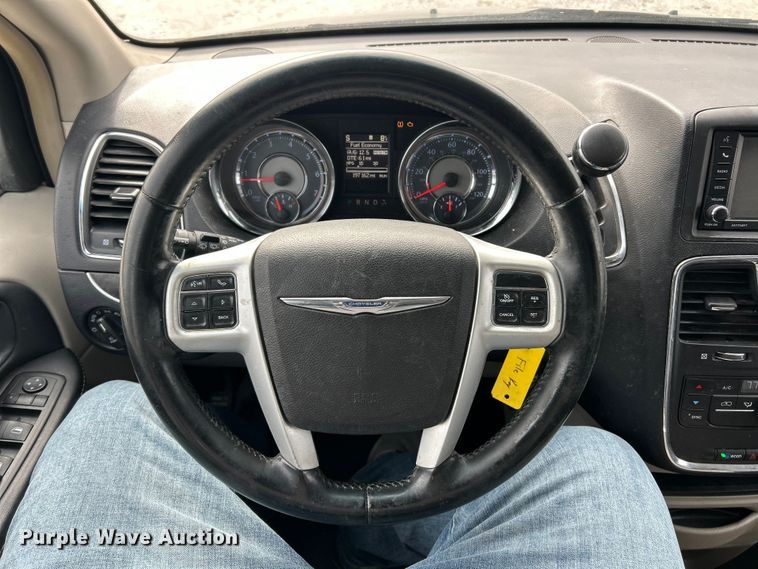 image for item ET6911 2014 Chrysler Town And Country van