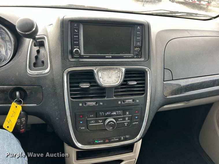 image for item ET6911 2014 Chrysler Town And Country van