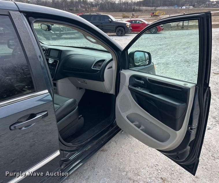 image for item ET6911 2014 Chrysler Town And Country van