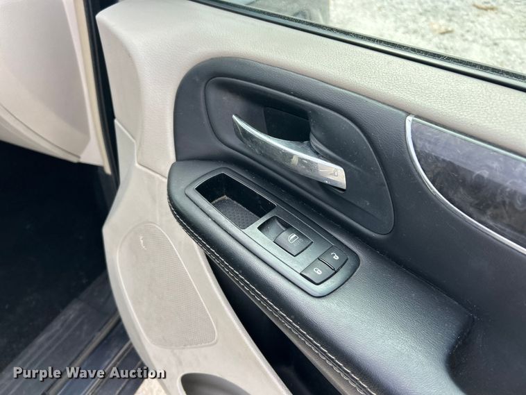 image for item ET6911 2014 Chrysler Town And Country van