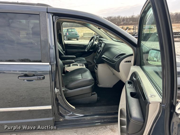 image for item ET6911 2014 Chrysler Town And Country van