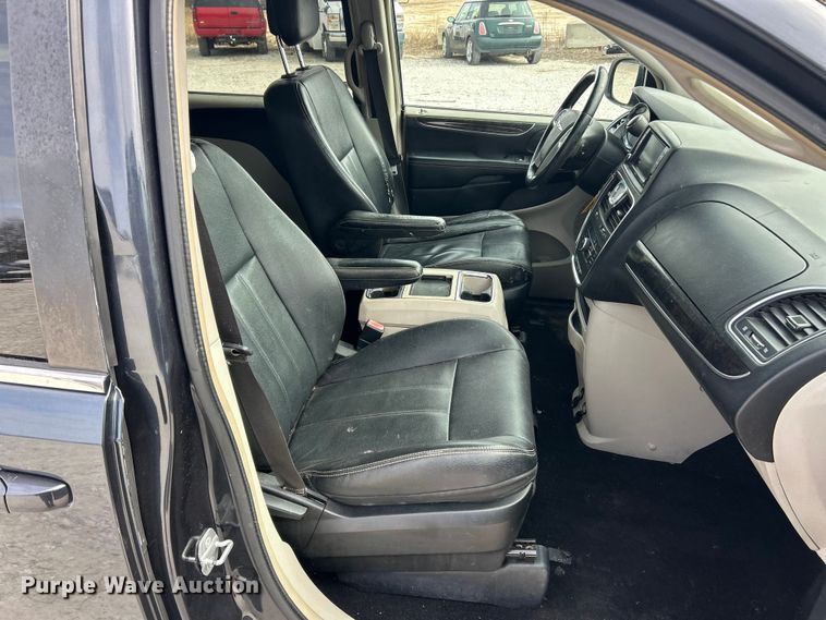 image for item ET6911 2014 Chrysler Town And Country van