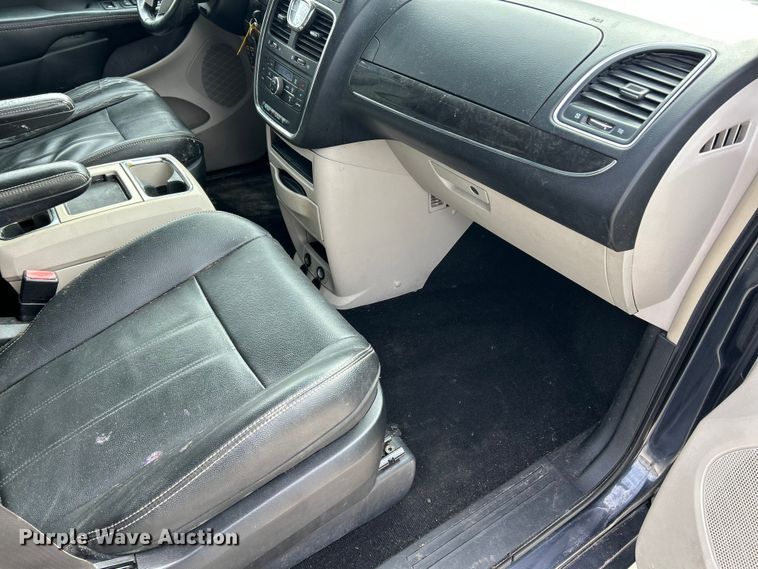 image for item ET6911 2014 Chrysler Town And Country van