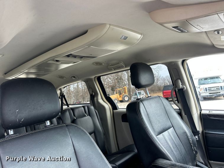 image for item ET6911 2014 Chrysler Town And Country van