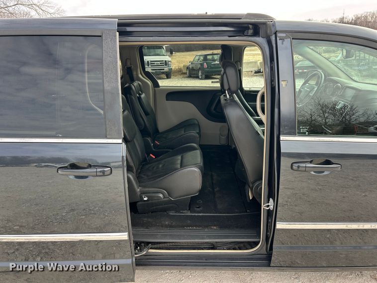 image for item ET6911 2014 Chrysler Town And Country van