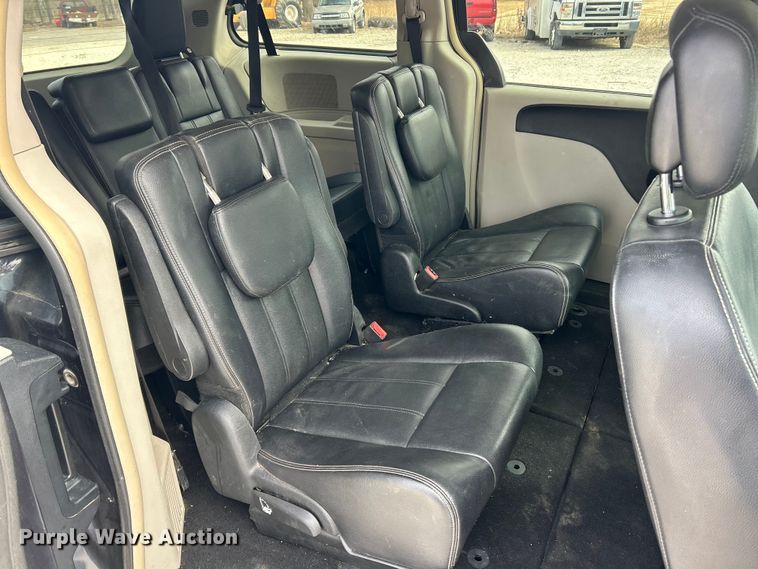 image for item ET6911 2014 Chrysler Town And Country van