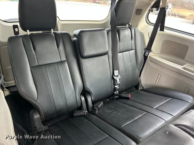 image for item ET6911 2014 Chrysler Town And Country van