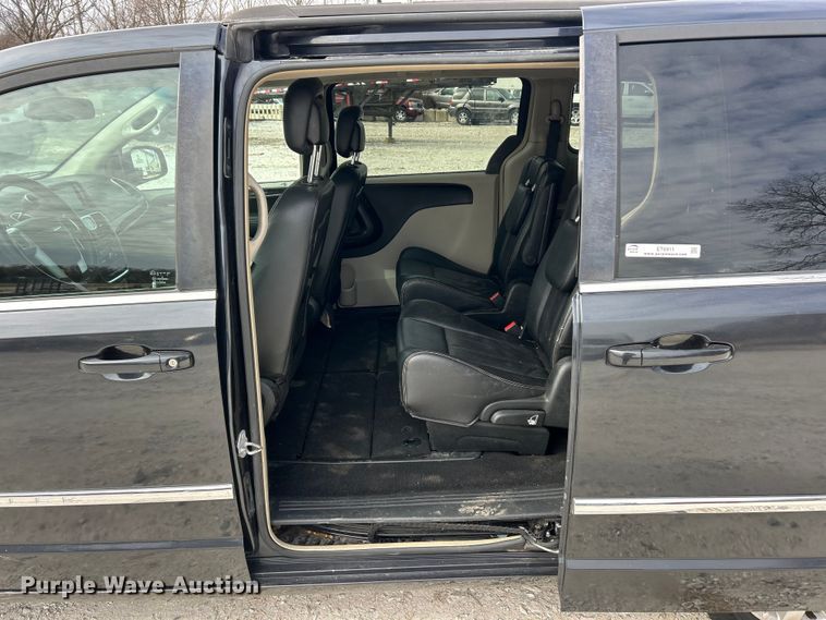 image for item ET6911 2014 Chrysler Town And Country van