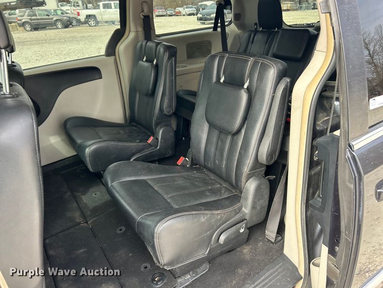 image for item ET6911 2014 Chrysler Town And Country van