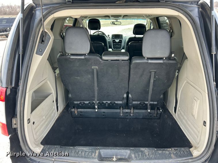 image for item ET6911 2014 Chrysler Town And Country van