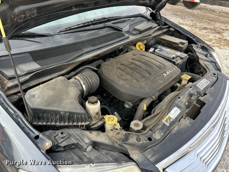 image for item ET6911 2014 Chrysler Town And Country van