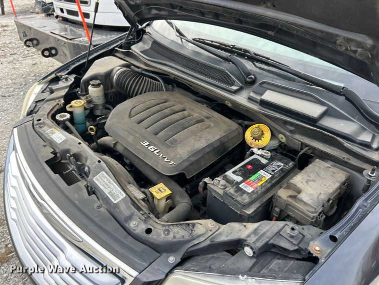 image for item ET6911 2014 Chrysler Town And Country van