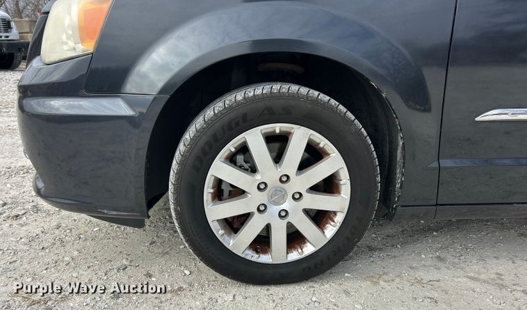 image for item ET6911 2014 Chrysler Town And Country van