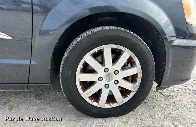 image for item ET6911 2014 Chrysler Town And Country van