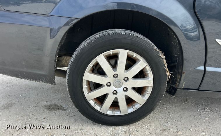 image for item ET6911 2014 Chrysler Town And Country van