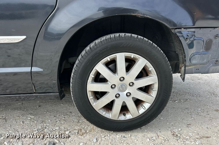 image for item ET6911 2014 Chrysler Town And Country van