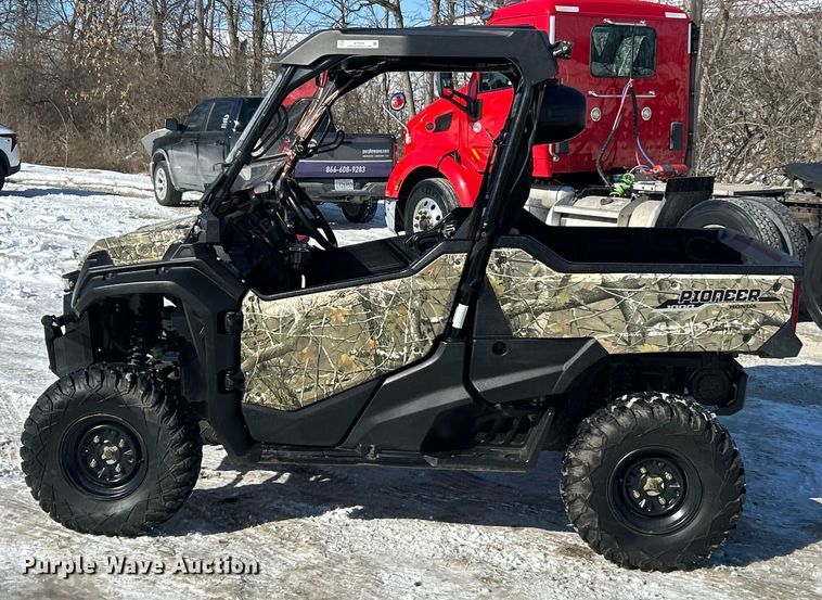 image for item ET6934 2016 Honda Pioneer 1000 utility vehicle
