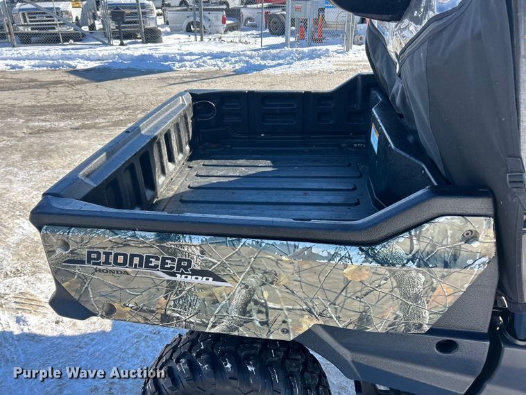 image for item ET6934 2016 Honda Pioneer 1000 utility vehicle
