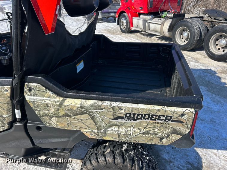 image for item ET6934 2016 Honda Pioneer 1000 utility vehicle