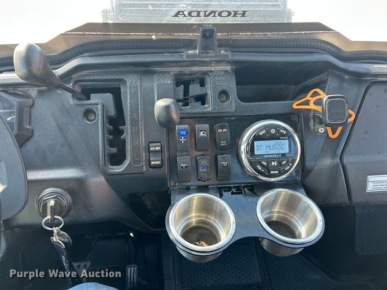 image for item ET6934 2016 Honda Pioneer 1000 utility vehicle