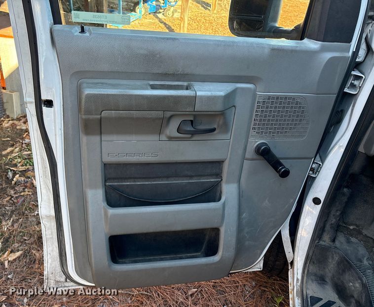 image for item ET8635 2013 Ford E350 box truck