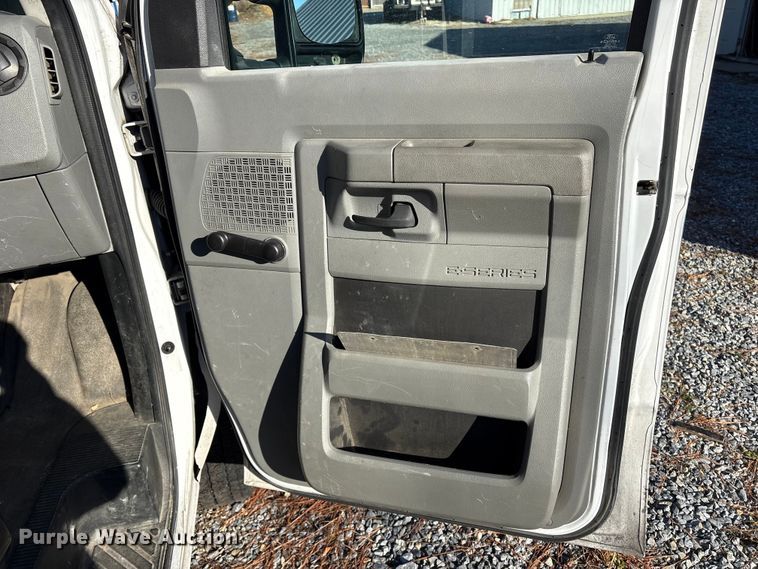 image for item ET8635 2013 Ford E350 box truck