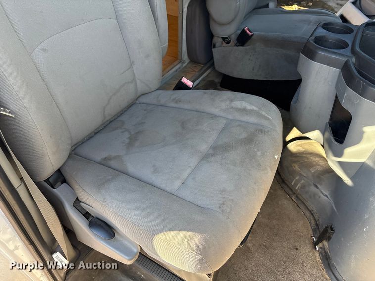 image for item ET8635 2013 Ford E350 box truck