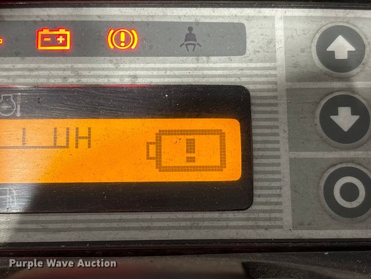 image for item ET8646 2016 UniCarriers CFS40 forklift