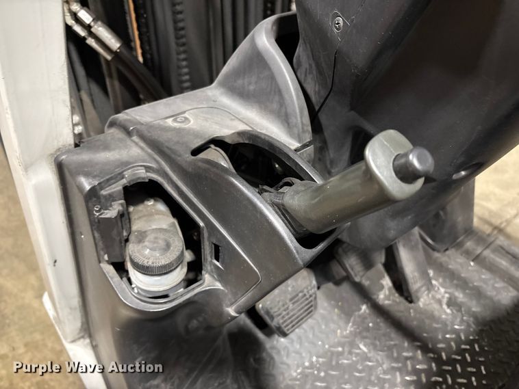 image for item ET8646 2016 UniCarriers CFS40 forklift