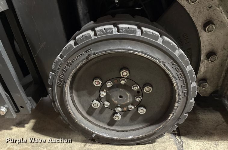 image for item ET8646 2016 UniCarriers CFS40 forklift