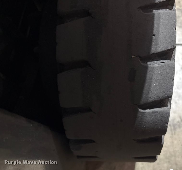 image for item ET8646 2016 UniCarriers CFS40 forklift